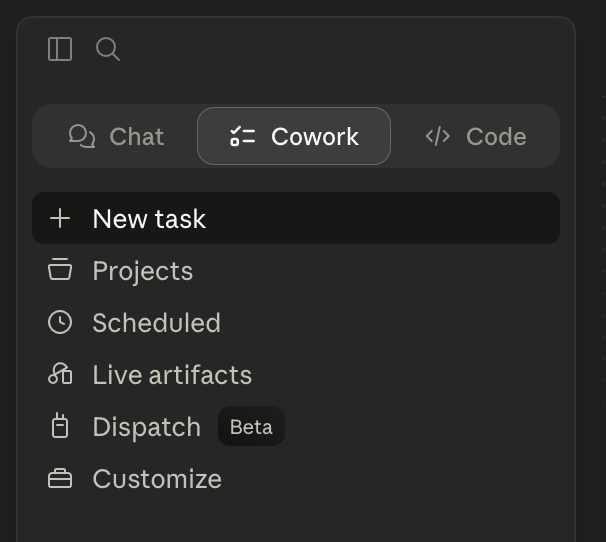 Barra lateral de Claude Desktop con la pestaña Cowork seleccionada y la opción Customize abajo